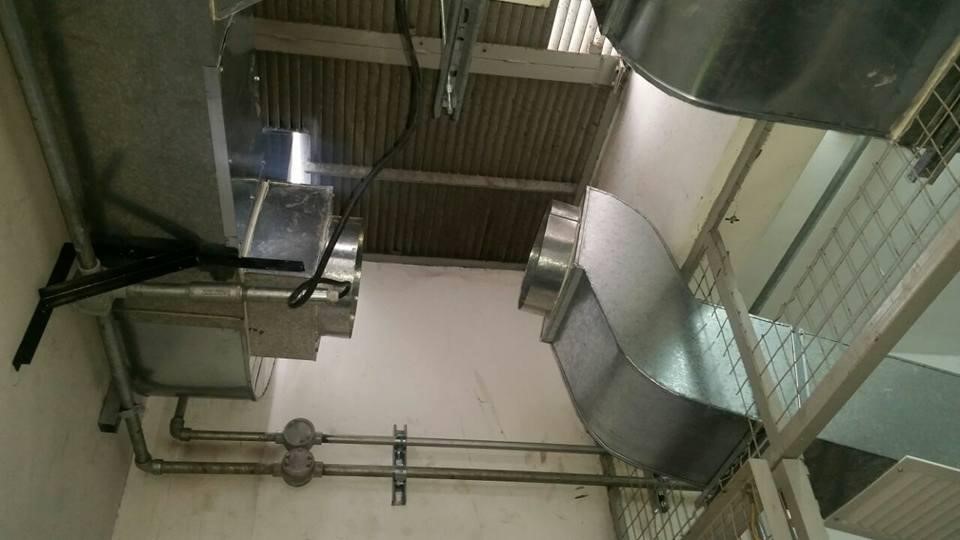 Recorte de malla metállica e instalación de ductos de extracción de aire